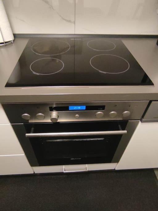 Neu Sanierte 2-zimmer Apartment Solingen