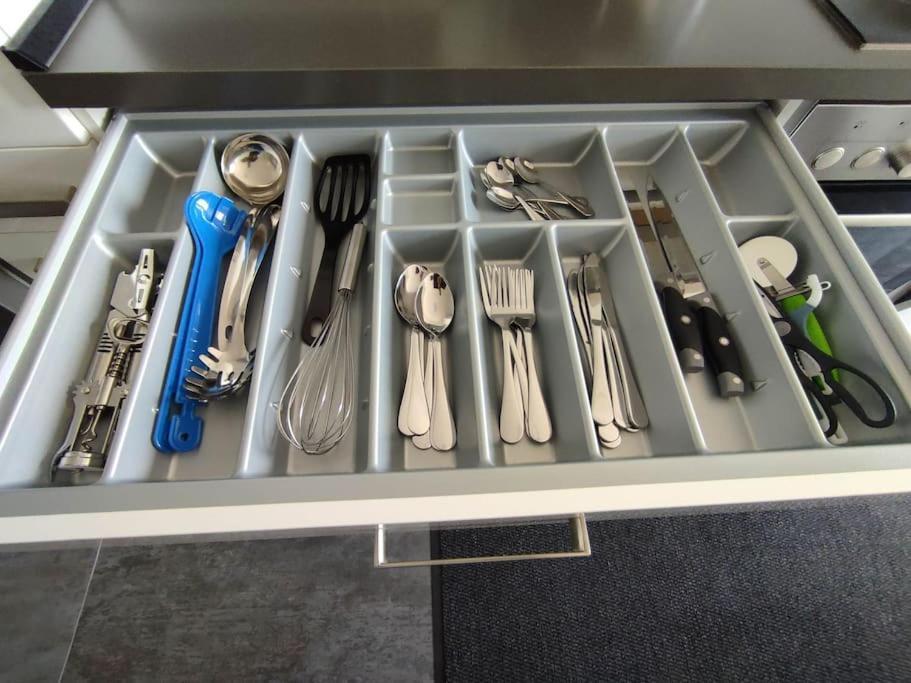 Neu Sanierte 2-zimmer Apartment Solingen